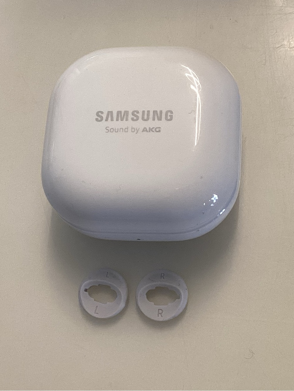Samsung White Wireless Earbuds Charging Case with White Tip Rings
